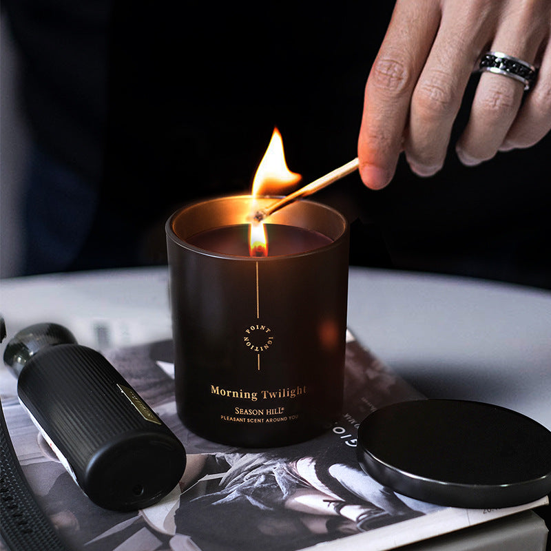 Men's Scented Pine Candle in Black JarPrecautions for scented candles
1. In order to make full use of the candle, burn the candle until the entire surface is in a liquid state, avoiding the "memory circlhttps://detail.1688.com/offer/703804348679.html?spm=a261y.7663282.163474130303131.13.13aa7031doVuju&sk=consignDOPEPLUS.COM